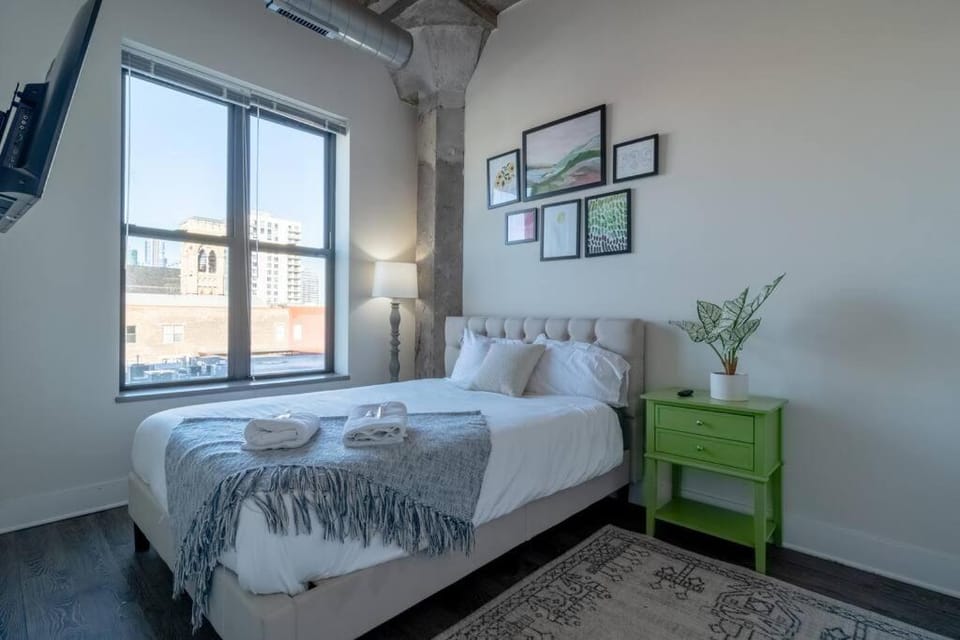 South Loop Chicago 2BR Retreat with Skyline View and Optional Parking for 8 guests Near McCormick Place and Soldier Field Apartment in South Loop