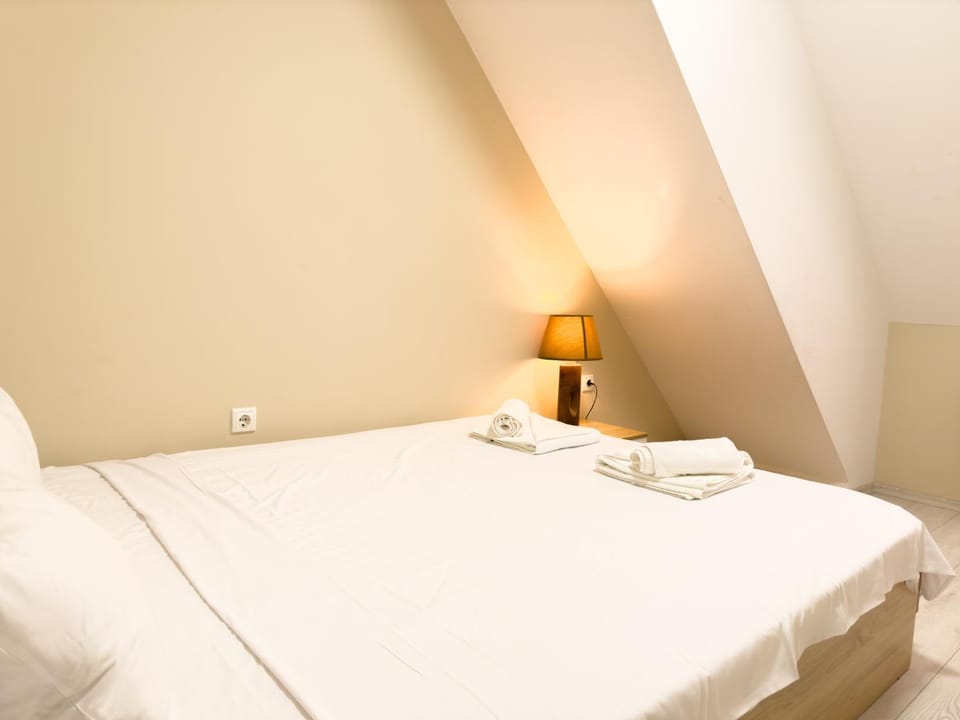 Bed, Decorative detail, Bedroom, towels