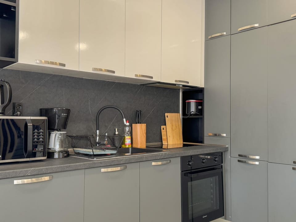 Coffee/tea facilities, Kitchen or kitchenette, oven, stove