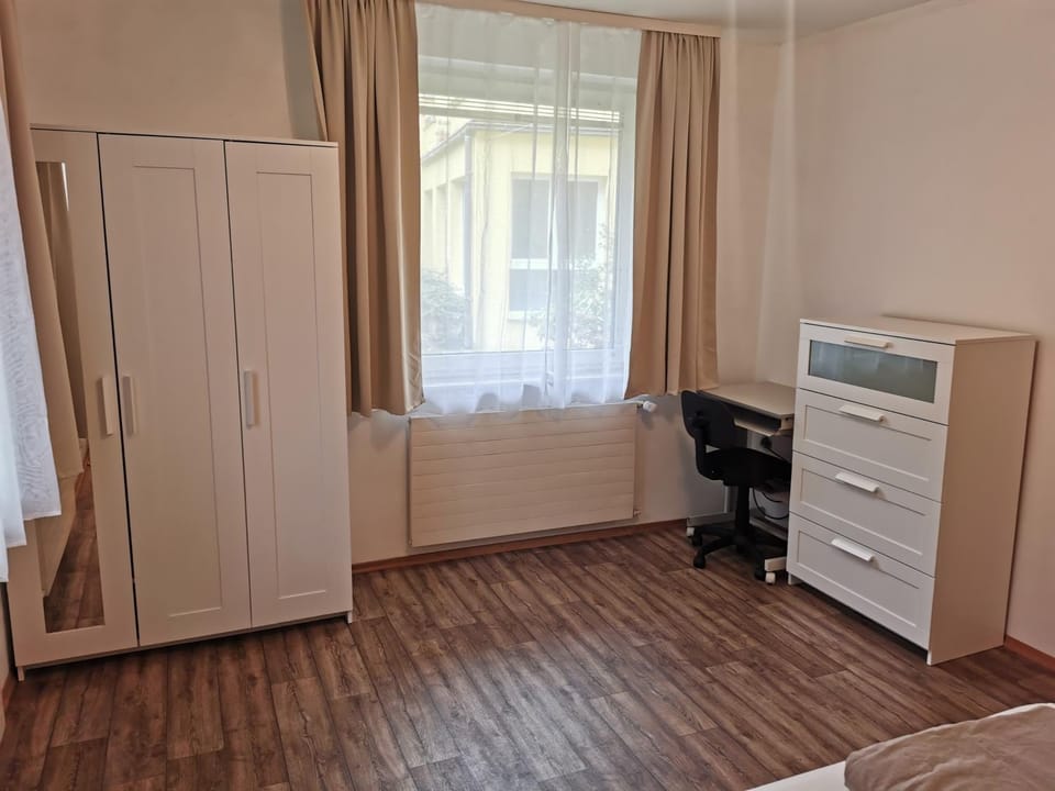 Photo of the whole room, Bedroom, wardrobe