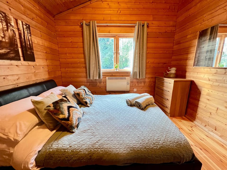 Lake Pochard, Oak Lodge Chalet in Cotswold District