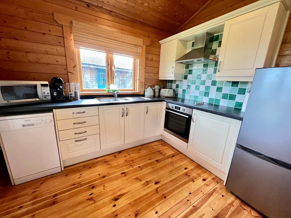 Lake Pochard, Oak Lodge Chalet in Cotswold District