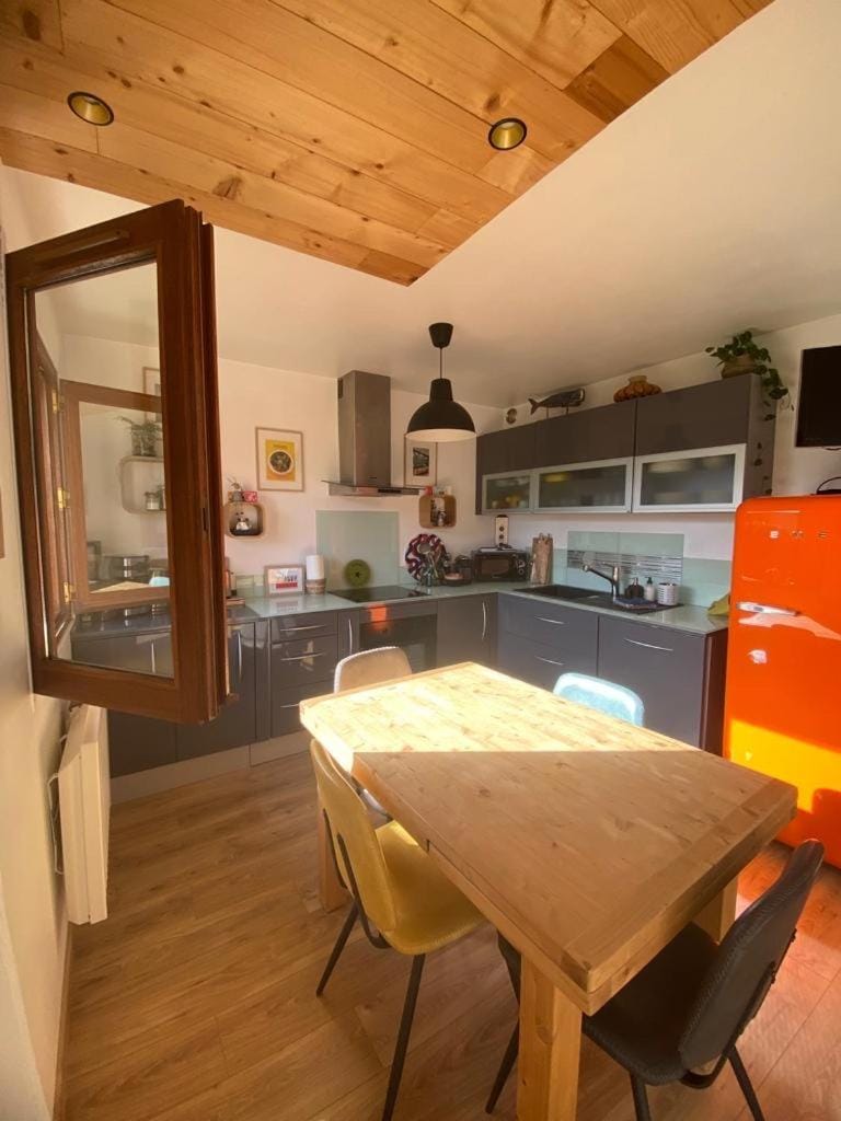 Appartement au calme avec vue sur les montagnes. Apartment in Sévrier