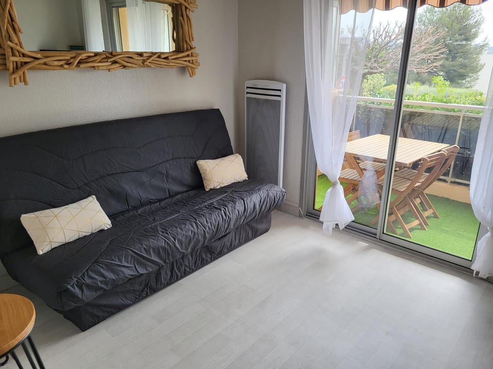 Living room, internet