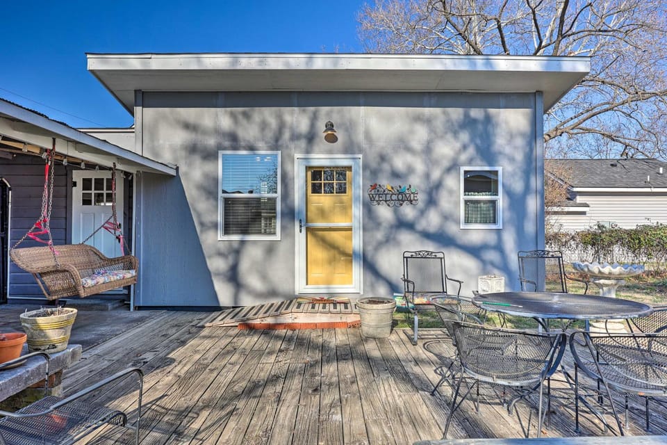 1 Mi to Dtwn Rogers Convenient Getaway with Patio House in Rogers