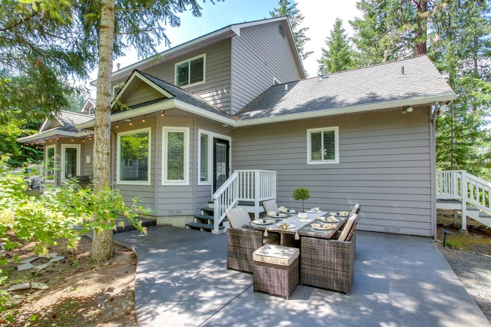 Crystal Bay Home with Fireplace Near Ski Resorts House in Post Falls