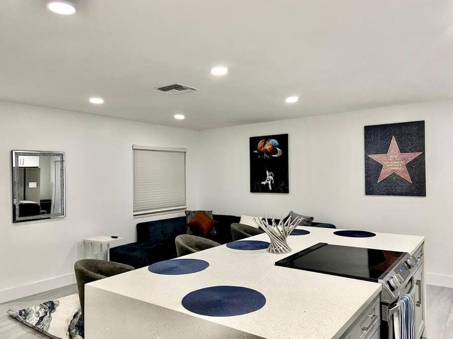 Kitchen or kitchenette, Living room