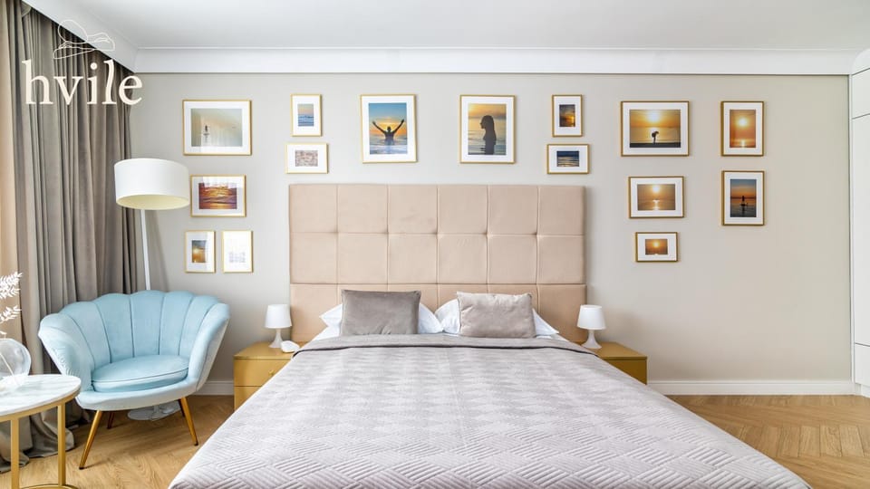 Bed, Photo of the whole room, Seating area