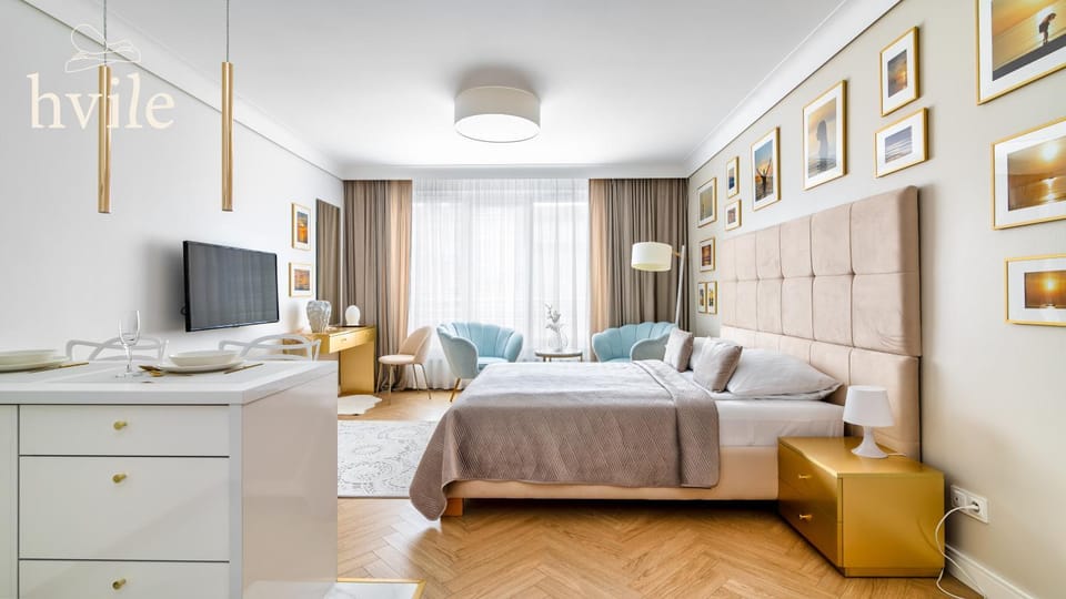 Bed, TV and multimedia, Living room, Photo of the whole room, Seating area, Bedroom