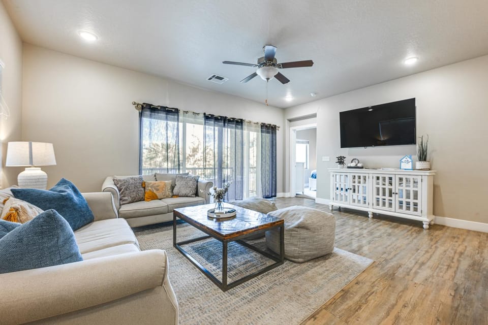 Resort Pool & Hot Tub: Modern Condo in St George! House in St George