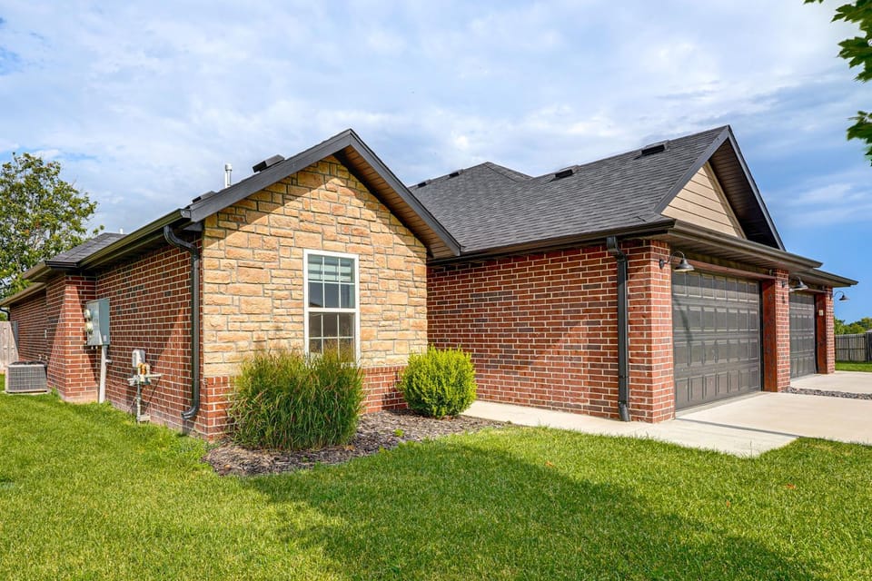 Family-Friendly Ozark Villa - Centrally Located House in Ozark
