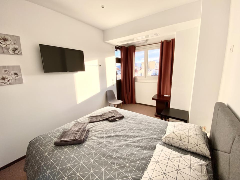 Bed, TV and multimedia, Photo of the whole room, Bedroom