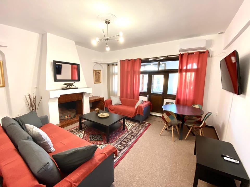 TV and multimedia, Living room, Seating area, Dining area