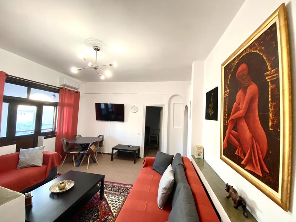 Communal lounge/ TV room, TV and multimedia, Living room, Seating area, Dining area