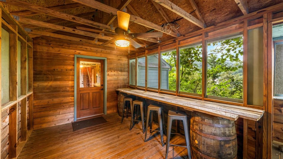 Whiskey Ridge Lodge, A Restored 1940s Gem, 2 Mins from Downtown, Breathtaking City Views, Custom Game Room, and Spacious Elegance House in Gatlinburg