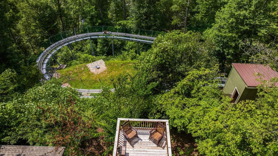 Whiskey Ridge Lodge, A Restored 1940s Gem, 2 Mins from Downtown, Breathtaking City Views, Custom Game Room, and Spacious Elegance House in Gatlinburg