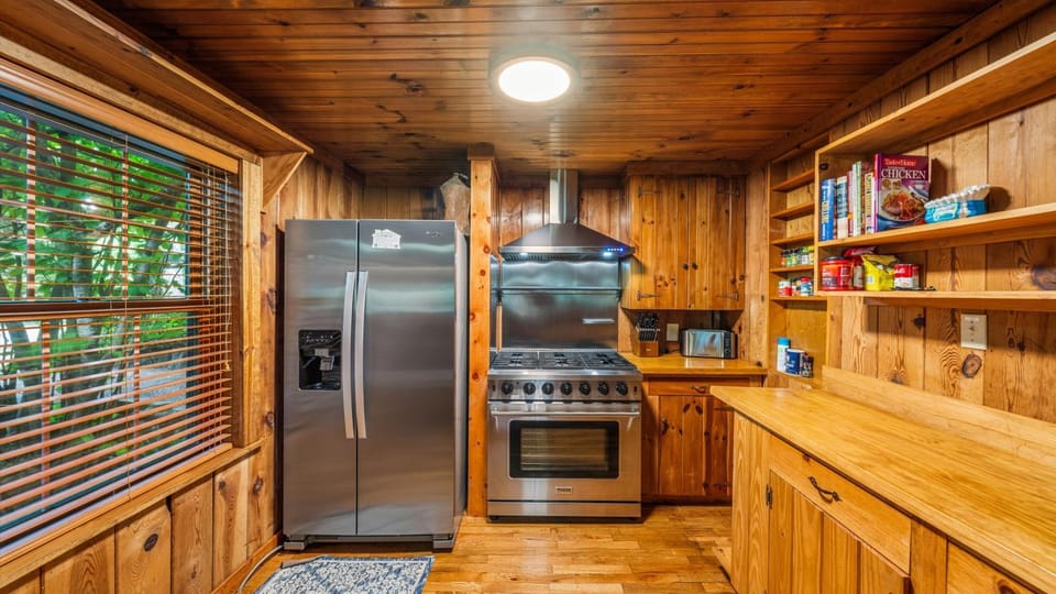 Whiskey Ridge Lodge, A Restored 1940s Gem, 2 Mins from Downtown, Breathtaking City Views, Custom Game Room, and Spacious Elegance House in Gatlinburg