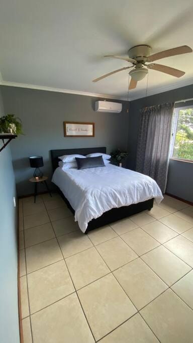Bedroom, fireplace