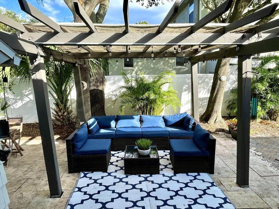 Patio, Spring, Day, Garden, Balcony/Terrace, Seating area, Dining area, Garden view