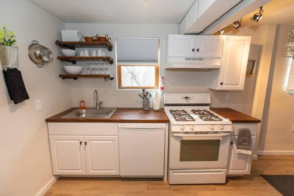 Cozy & Comfy Cottage in the City - w parking House in Pittsburgh