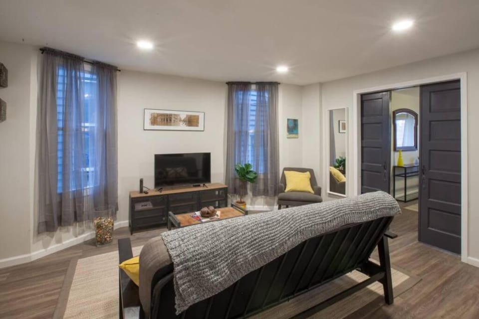 Beautiful One Bedroom City Oasis Apartment in Pittsburgh