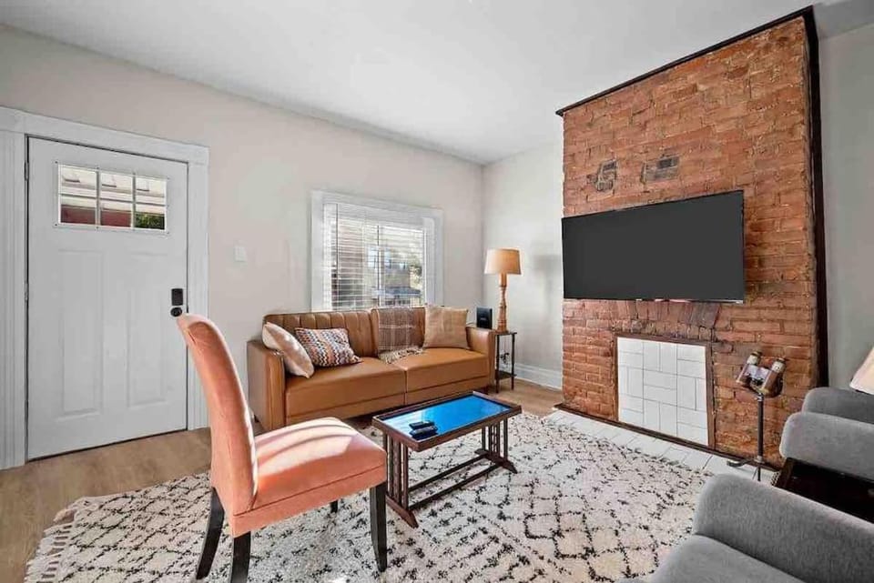 Hip and Bright Lawerenceville 2 Bed Easy Parking House in Pittsburgh