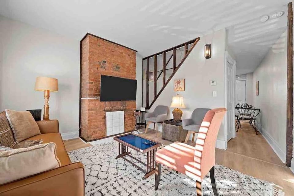 Hip and Bright Lawerenceville 2 Bed Easy Parking House in Pittsburgh