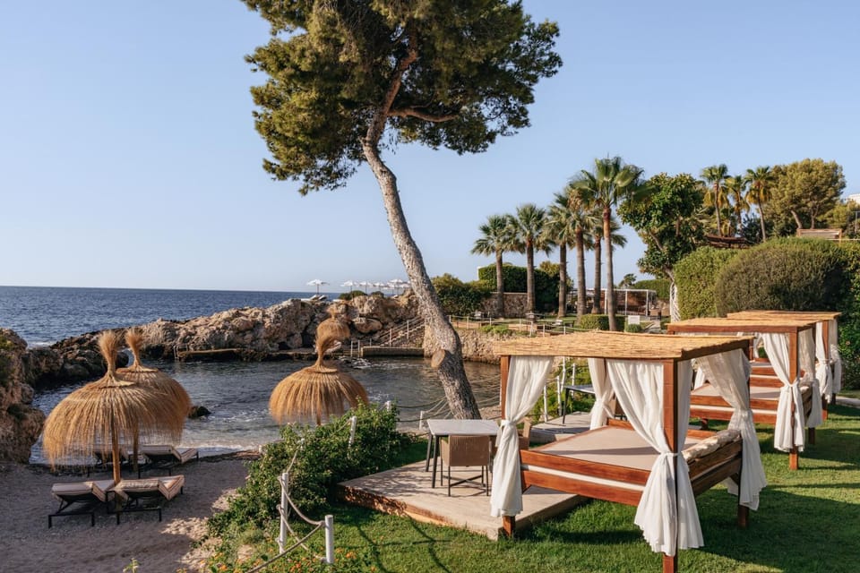 Bed, Garden, View (from property/room), Balcony/Terrace, Dining area, Beach, Sea view