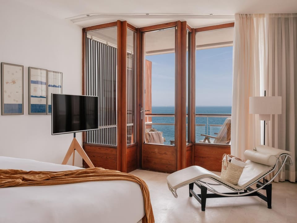 Bed, TV and multimedia, View (from property/room), Balcony/Terrace, Bedroom, Sea view