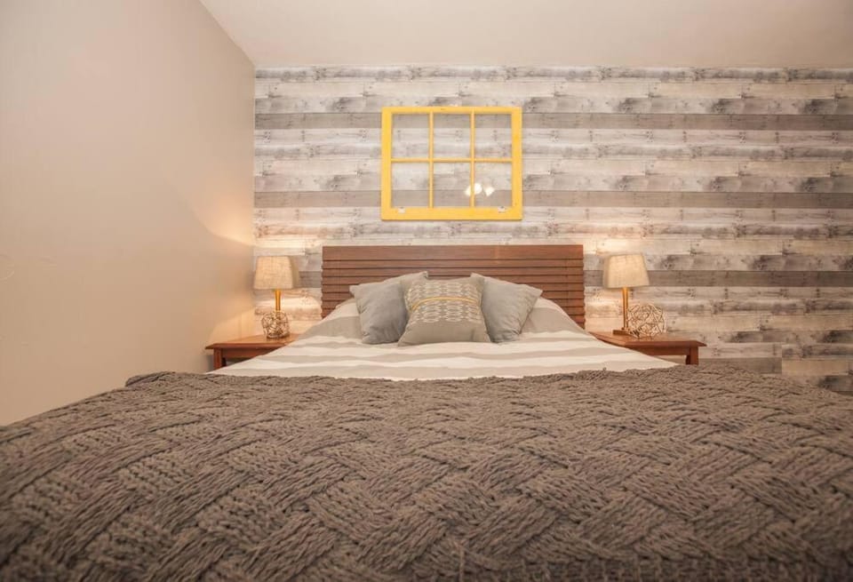 Hip & Cozy to Explore the City or Catch a Game Apartment in Pittsburgh