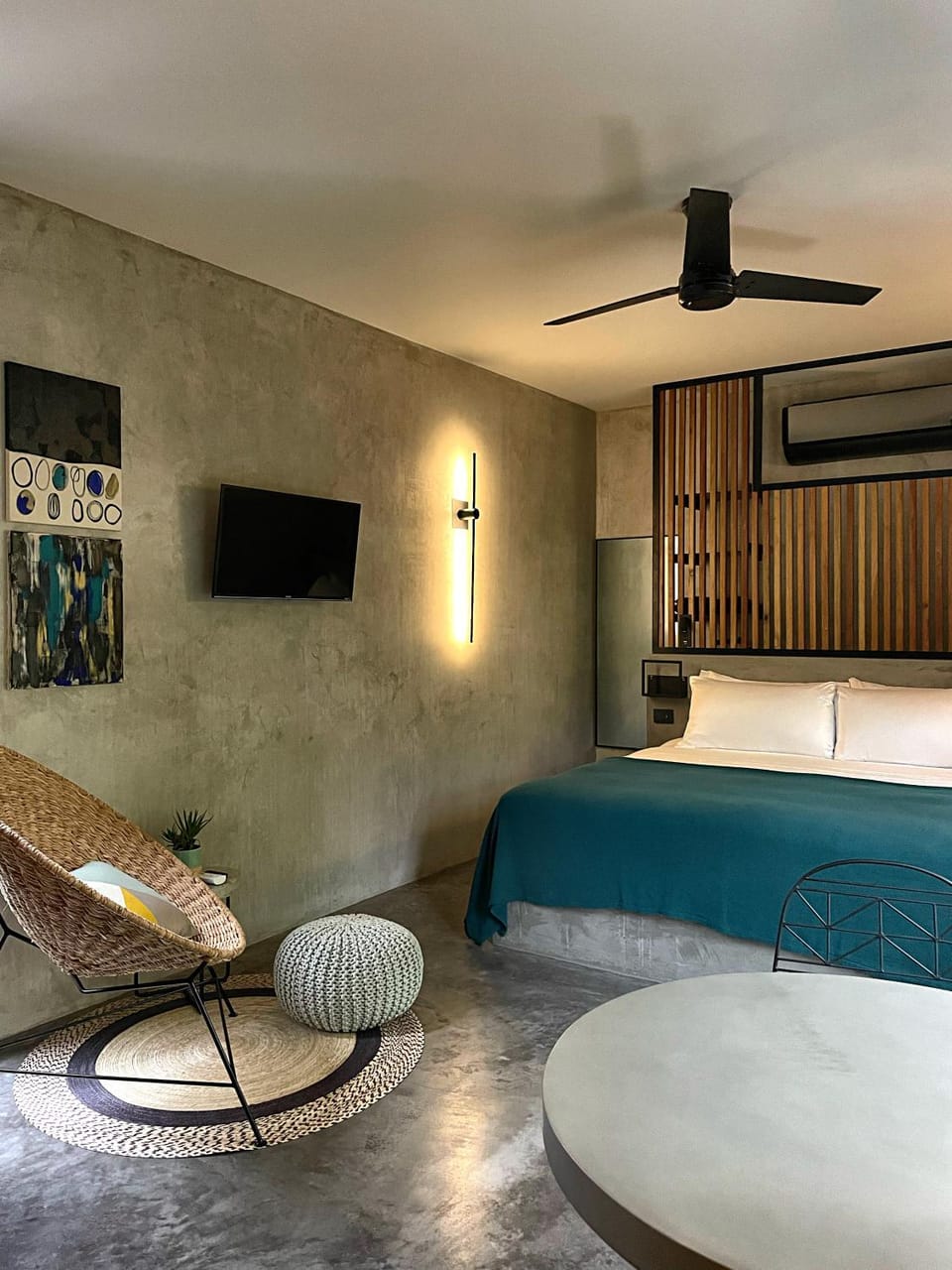 Bed, TV and multimedia, Photo of the whole room, Seating area, Bedroom, fireplace, air conditioner