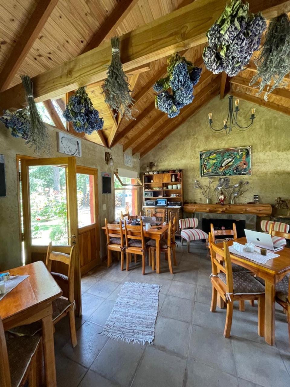 Restaurant/places to eat, Living room, Food and drinks, Banquet/Function facilities, Seating area, Food