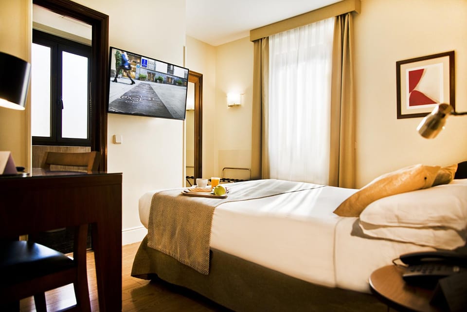 Bed, TV and multimedia, Photo of the whole room, Bedroom