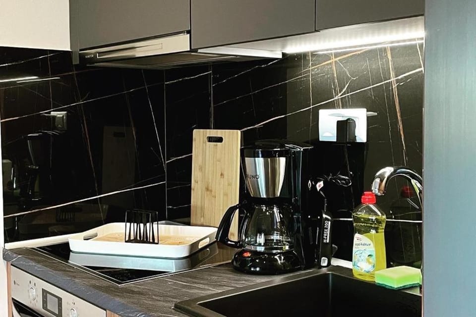 Coffee/tea facilities, Kitchen or kitchenette, stove