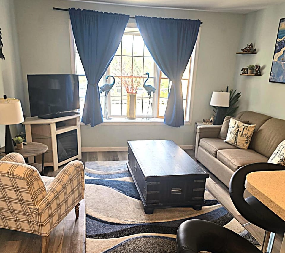WOW-New Ski OnOff Suite By Pool Sleeps 4 Jiminy Pk Apartment in Jiminy Peak Mountain