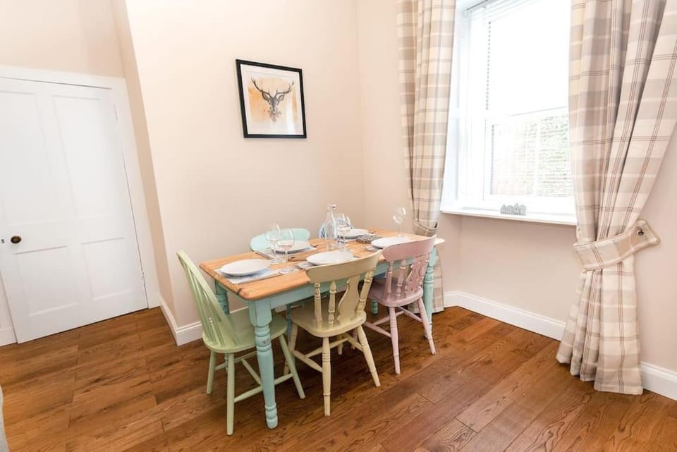 Cosy 200 Year Old Listed Cottage Near to St Andrews House in Scotland
