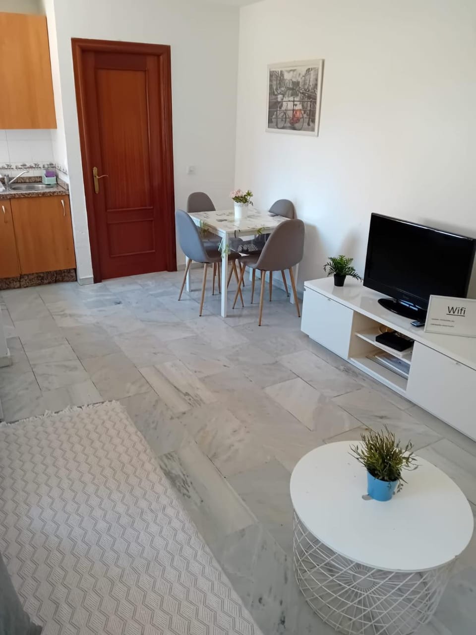 TV and multimedia, Kitchen or kitchenette, Living room, Seating area, Dining area