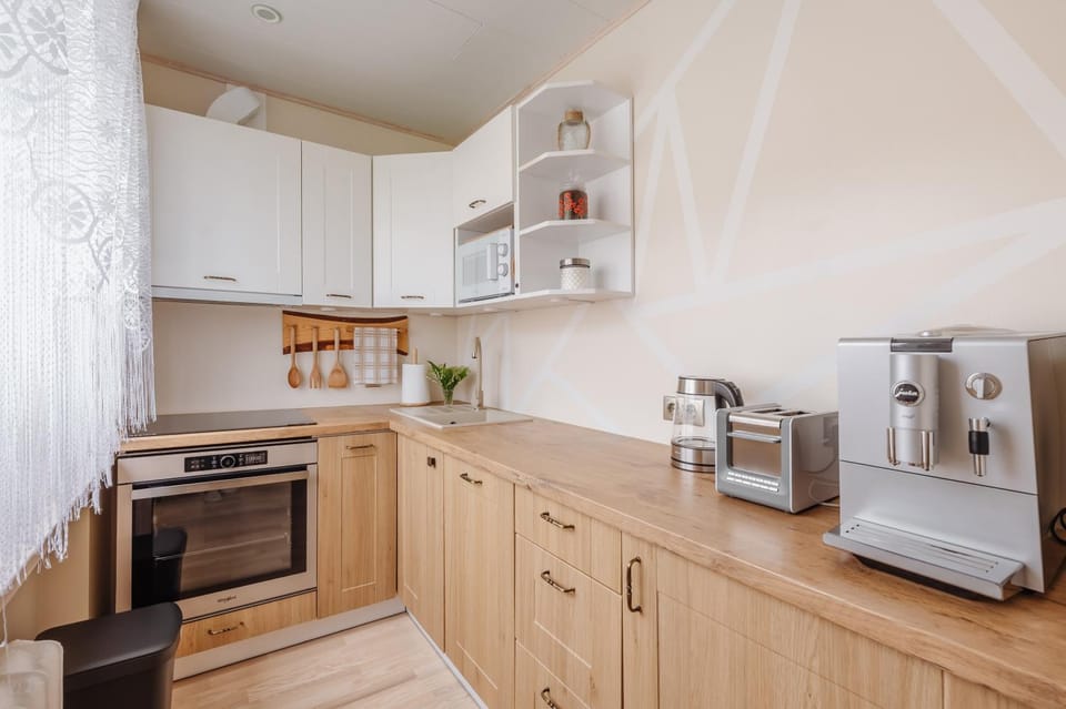Coffee/tea facilities, Kitchen or kitchenette, dishwasher, oven, stove, toaster