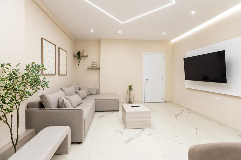 Communal lounge/ TV room, TV and multimedia, Living room, Seating area, Evening entertainment