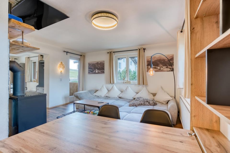 Communal lounge/ TV room, TV and multimedia, Living room, Seating area, Evening entertainment