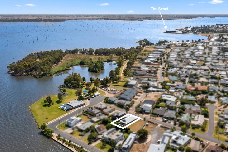 Property building, Nearby landmark, Day, Neighbourhood, Natural landscape, Bird's eye view, Lake view, Street view