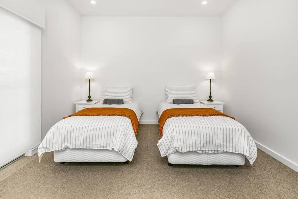 Strangeways Stays -Slps 10 4 Bdrm Oceanview House in Port Elliot