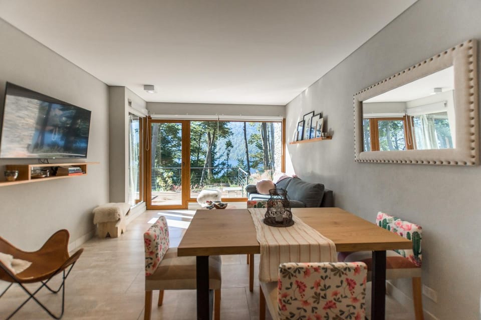 Natural landscape, TV and multimedia, Living room, Dining area