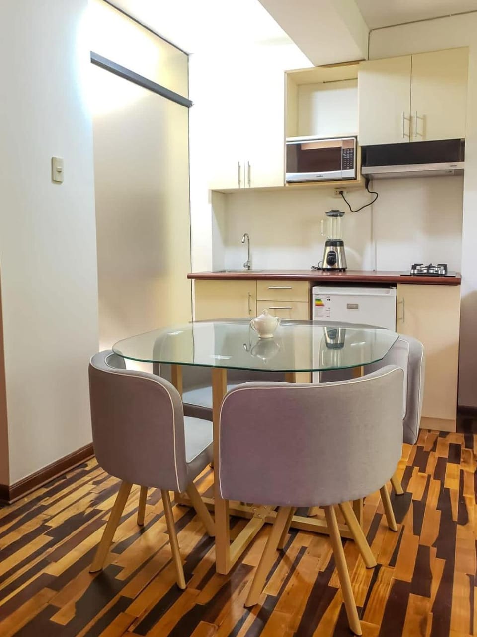 Kitchen or kitchenette, Dining area, minibar, stove