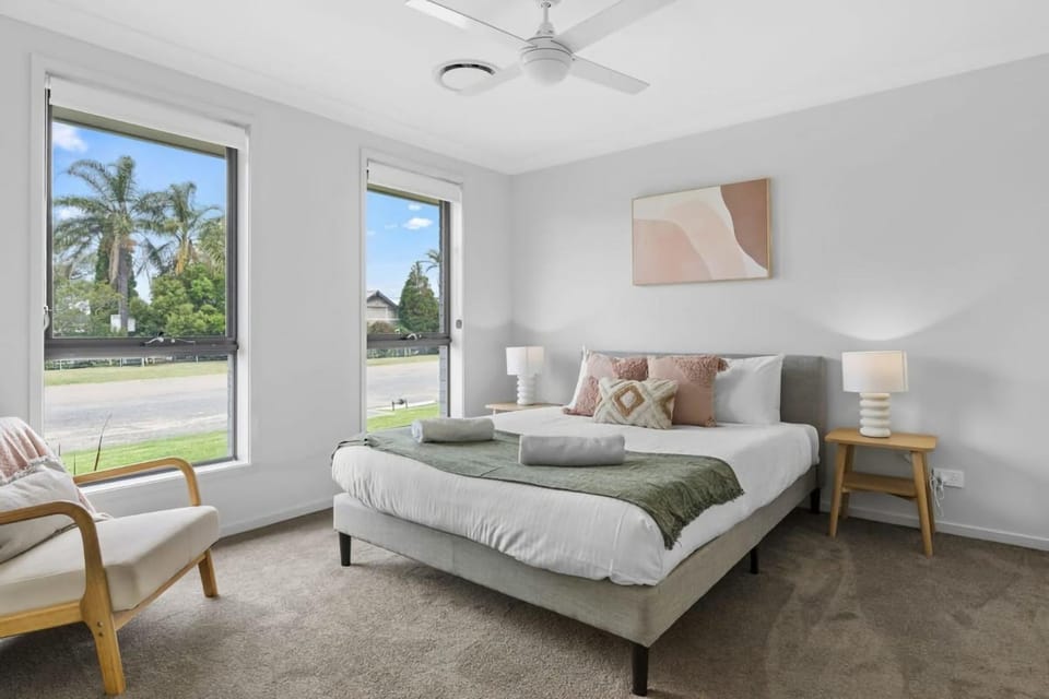 Bed, Photo of the whole room, Seating area, Bedroom