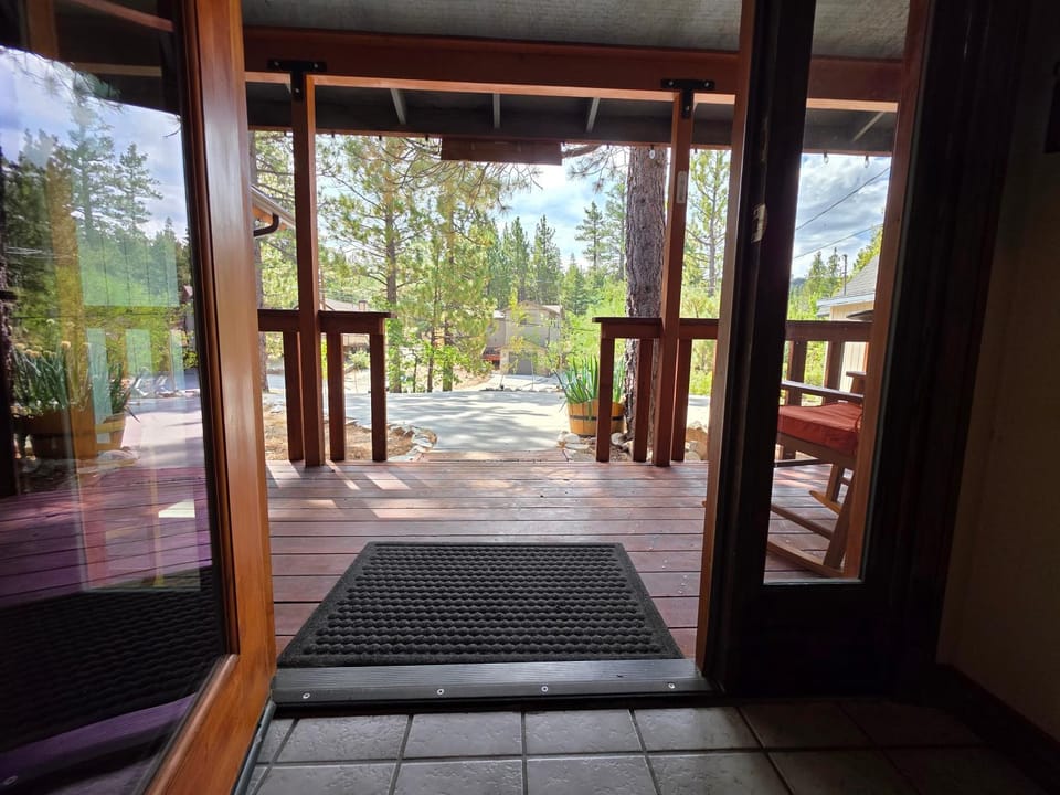 Four Seasons Getaway-Private Hot Spa with Pine Tree Views-Walk to Village and Pineknot Trailhead-Plus King Bed! House in Big Bear