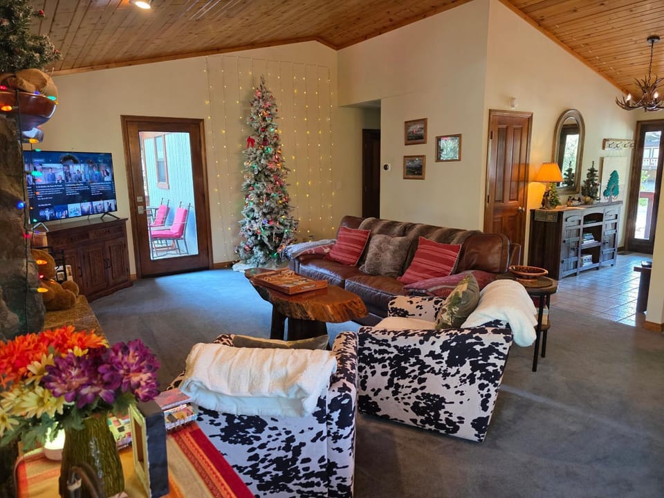 Four Seasons Getaway-Private Hot Spa with Pine Tree Views-Walk to Village and Pineknot Trailhead-Plus King Bed! House in Big Bear