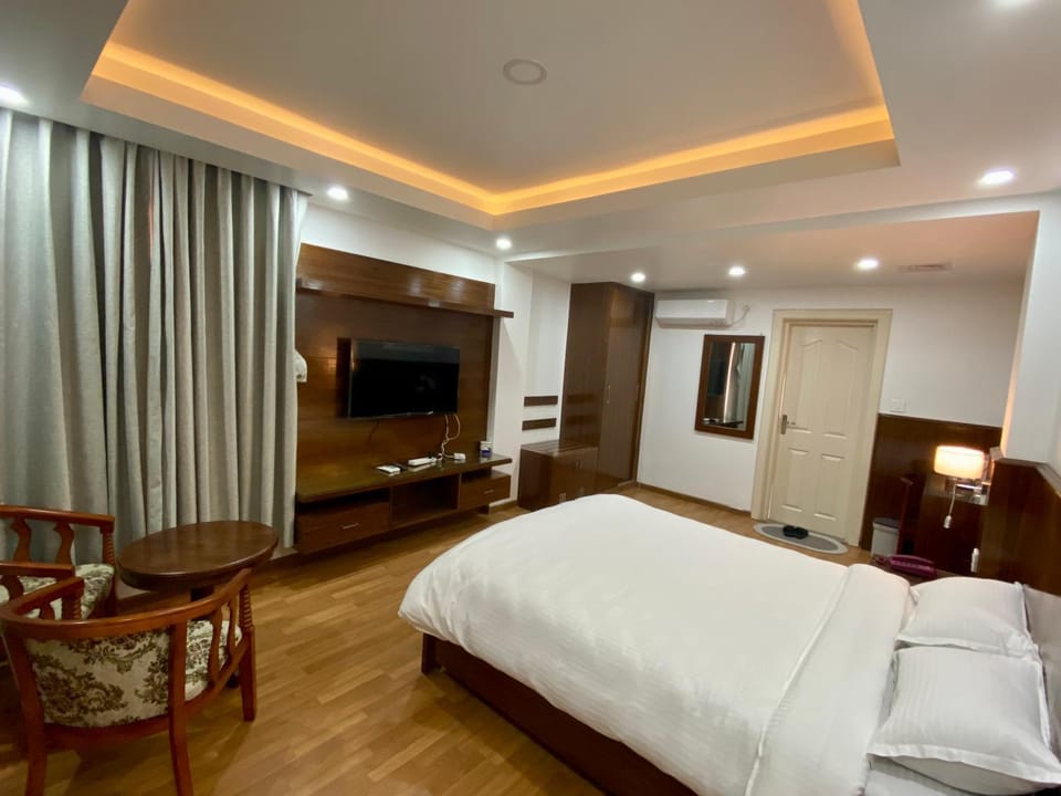 Bed, TV and multimedia, Photo of the whole room, Seating area, Bedroom, wardrobe, air conditioner
