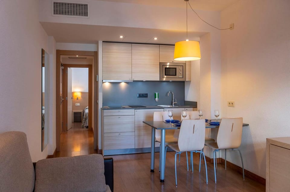 Kitchen or kitchenette, Dining area