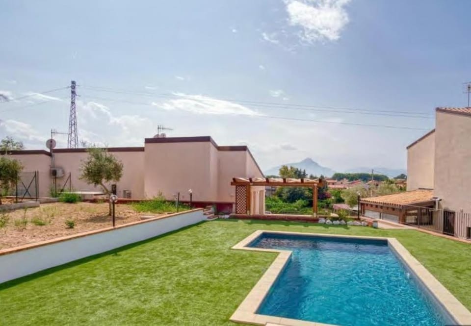 Property building, Day, Garden, Garden view, Swimming pool, sunbed